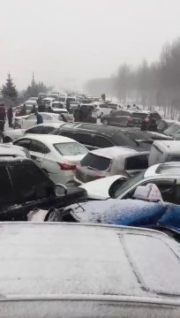 Cet automobiliste chinois filme les dégats causés par un carambolage énorme