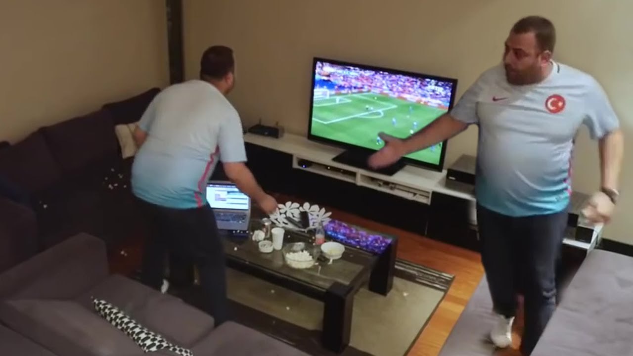 Maç İzlerken Televizyonu Kıran Adam :) Kız Arkadaşının Şakası
