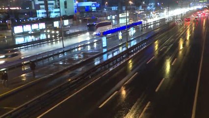 Sağanak Yağış Etkili Oluyor - İstanbul