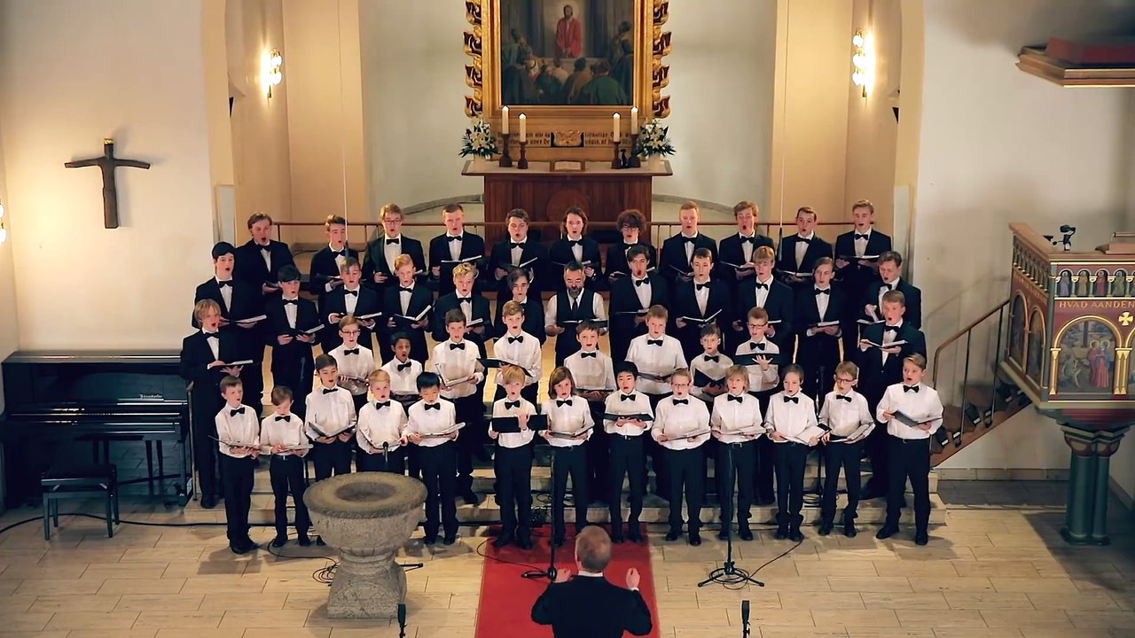 Une chorale chante Noël sous piments