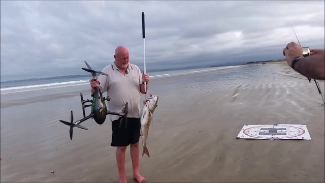 Il peche avec un drone et sort un énorme poisson