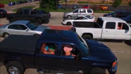 Cette fille montre sa poitrine à un drone... Belle journée!