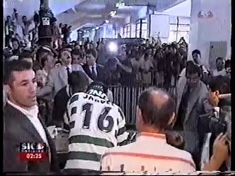 Senhora foi esperar Jardel, a nova contratação do Sporting, ao Aeroporto: Uma senhora que está aqui também com um ar mu