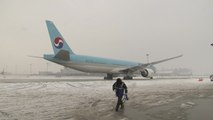 도심 '눈 폭탄'...항공기 결항·도로 통제 / YTN