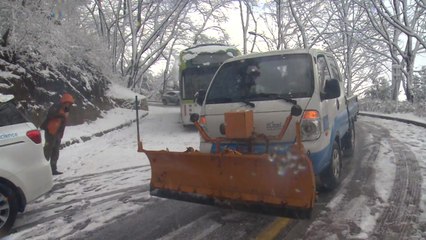 "빙판길 막자"...서울시 3,400여 명 긴급 제설작업 중 / YTN