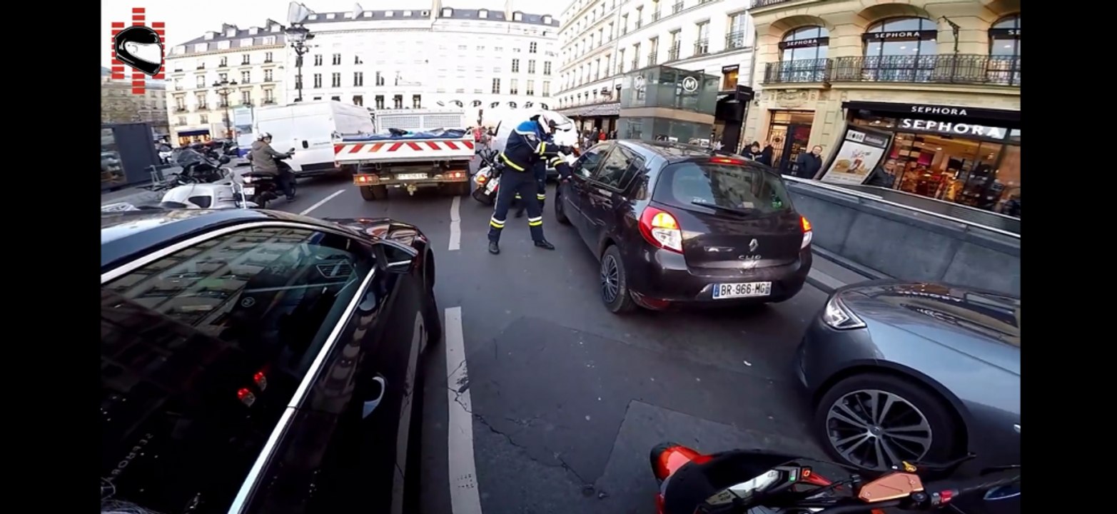 Une course-poursuite s’engage en plein Paris. - Vidéo Dailymotion