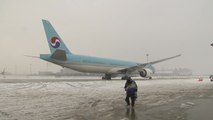 도심 '눈 폭탄'...항공기 결항·도로 통제 / YTN