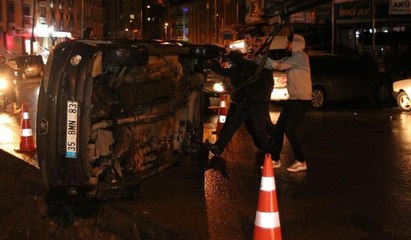 Virajı alamayan otomobil kanala düştü