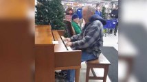 Dans un magasin caritatif, ce monsieur n'a pas pu résister quand il a vu un piano et c'est un vrai régal