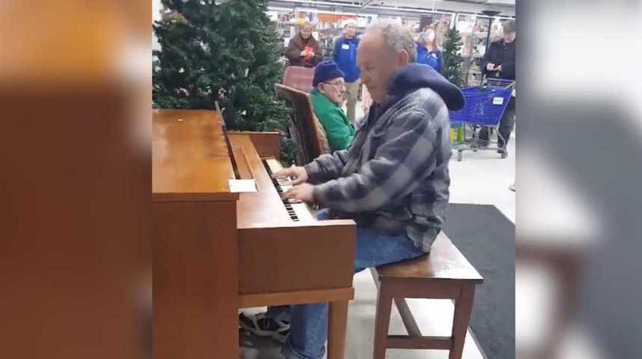 Dans un magasin caritatif, ce monsieur n'a pas pu résister quand il a vu un piano et c'est un vrai régal