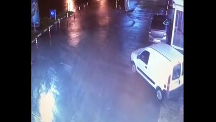 Esenyurt'ta el freni çekilmeyen araç E-5'e uçtu