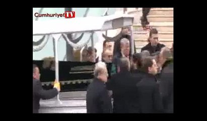 Mesut Yılmaz, oğlunun tabutuna omuz verdi