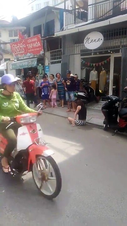 Thiếu nữ biểu diễn BAY GIỮA NGÂN HÀ hút triệu lượt xem =))