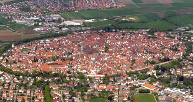 Binaları Elmasla Kaplı Kasaba Ziyaretçi Akınına Uğruyor