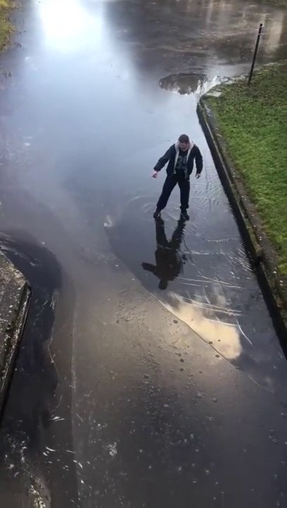 On pense qu'il traverse une rue mais en fait pas du tout... Et il va regretter son geste