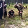 Cet homme amputé des 2 jambes fini un parcours du combattant... Respect!