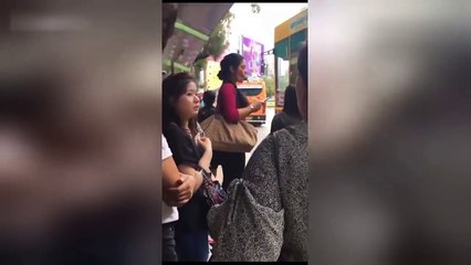 Une femme utilise un drôle d'objet de fitness pour la bouche