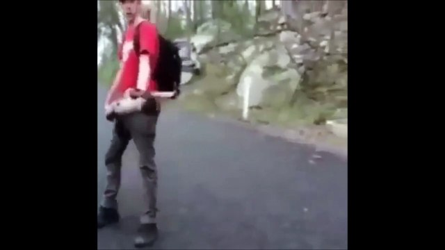 Ce gars se met KO tout seul en jetant un baton... LOL