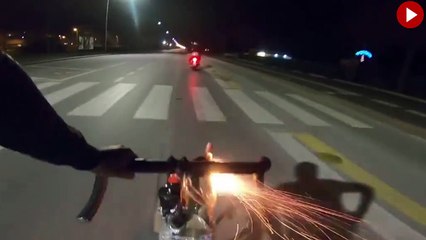 Yol kavgası bisikletliye havai fişek attırdı