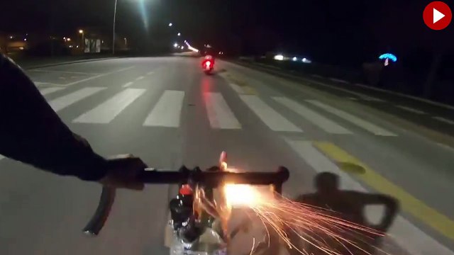 Yol kavgası bisikletliye havai fişek attırdı