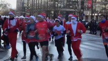 Des milliers de pères Noël envahissent les rues à Issy-les-Moulineaux