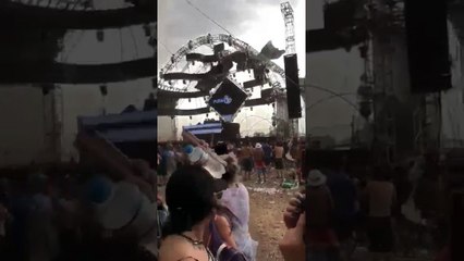 Chute d'une structure métallique pendant le festival Atmosphere