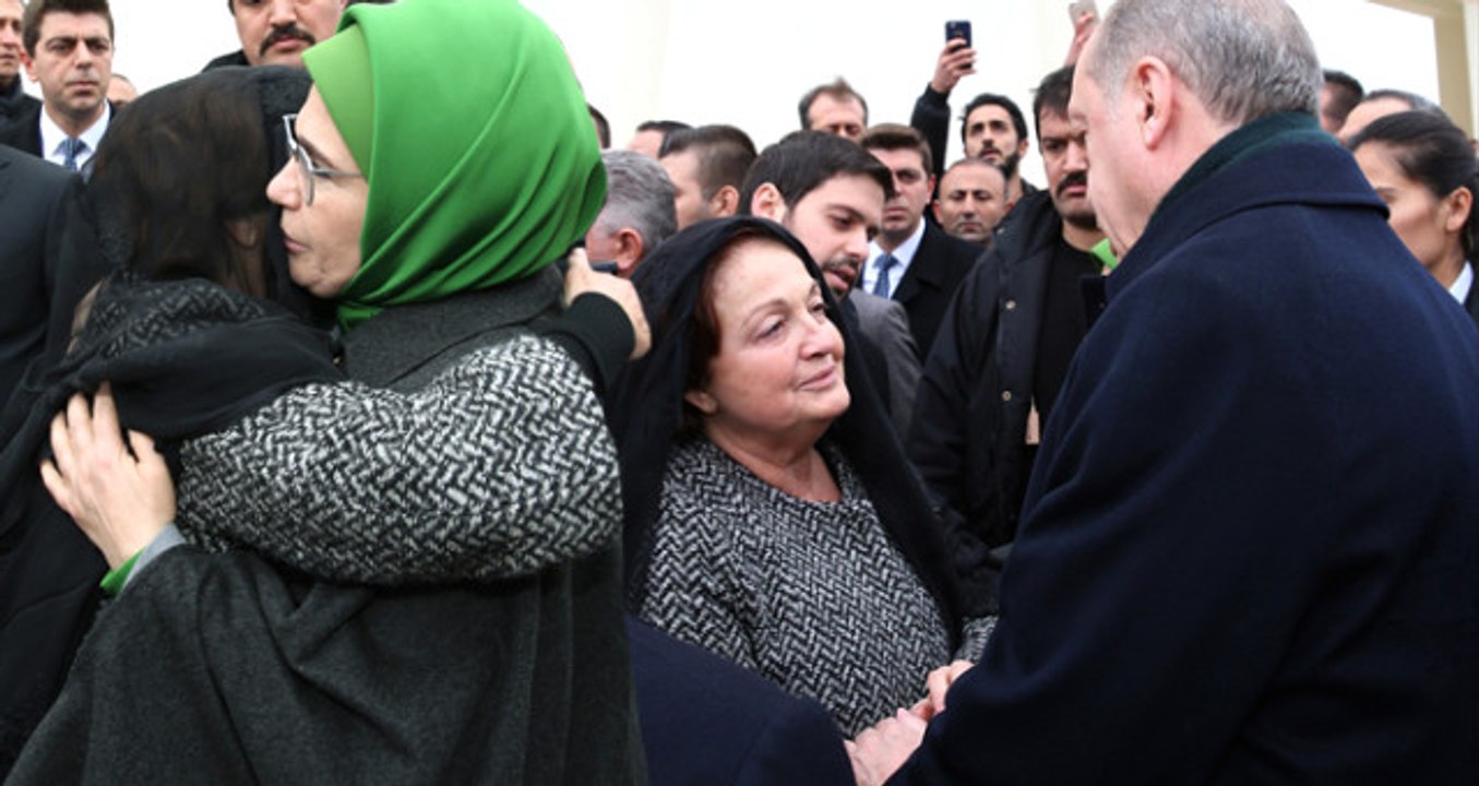 Yavuz Yılmaz'ın Cenazesinde Duygusal Anlar! Emine Erdoğan ile Berna Yılmaz Birbirlerine Sarılıp Ağladı