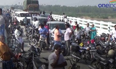 ஒரு பாலத்தின் இருமுனைகளிலும் இருமாவட்ட போலீசார் வசூல் - வீடியோ