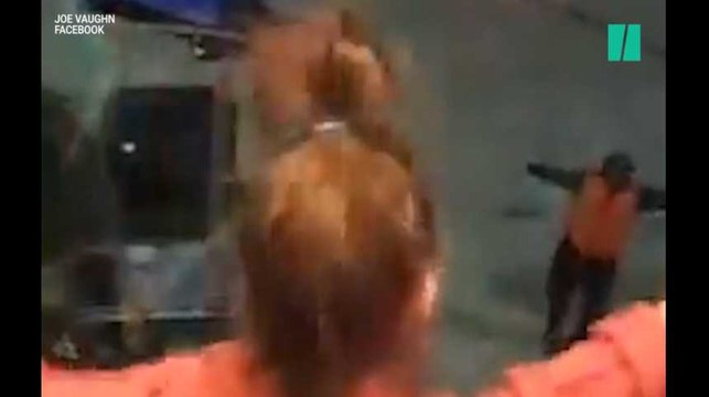 Ces enfants font une battle de danse avec un employé de l'aéroport