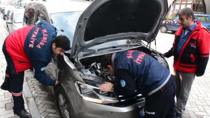 Manisa-İtfaiye, Otomobilin Motoruna Sıkışan Kediyi Kurtardı