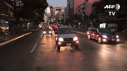 Venezuela : Un Père Noël rend visite à des sans-abris