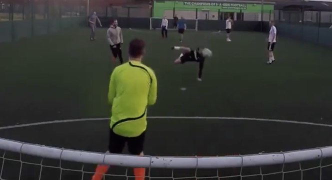 Meilleur but en retournée acrobatique !! Par un amateur en Football !
