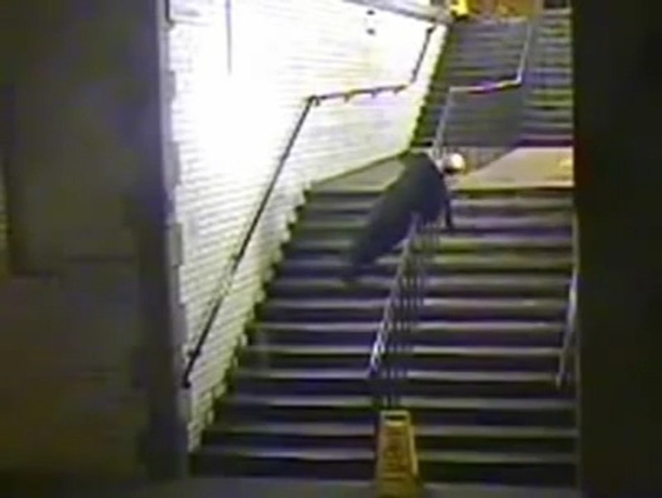 Ivre, cet homme se cogne partout en rentrant chez lui : mur, escalier, poteau, trottoir...