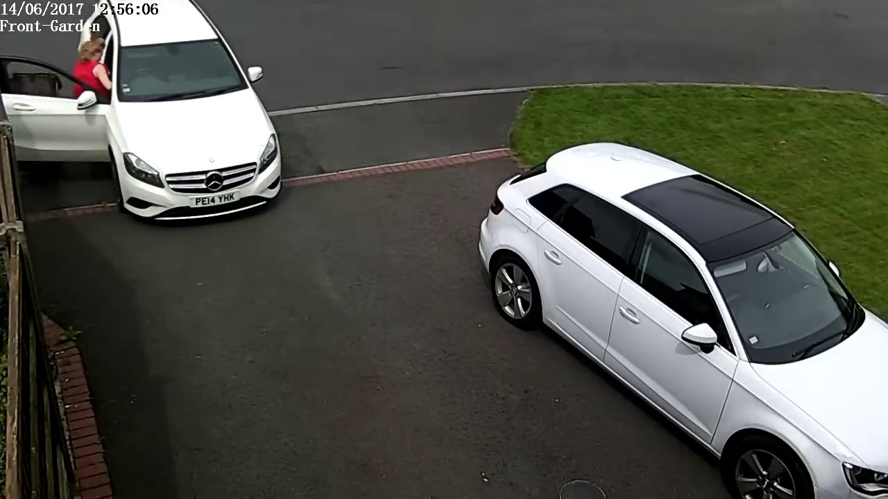 Elle oublie le frein à main et n'arrive pas à retenir sa voiture mercedes !