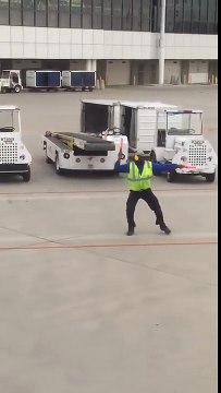 Sur le tarmac d'un aéroport ce contrôleur danse en guidant les avions !