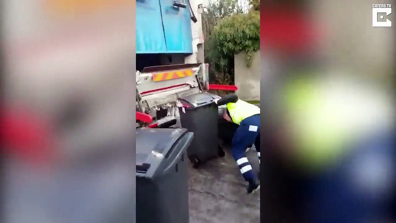 Sur le verglas cet éboueur galère à ramener les poubelles au camion !