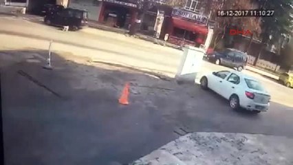 Yolun Karşısına Geçmek İsteyen Kız Öğrenci Ölümden Döndü