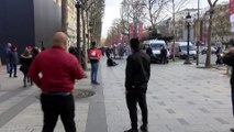 Frayeur sur les Champs-Elysées en début d'après-midi quand un homme armé d'un couteau a surgi - Images EXCLU