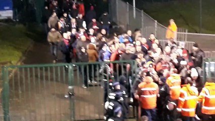 Les fouilles des supporters du RFC Liège avant le match au RWDM
