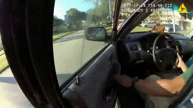 Ce chauffard prend la fuite avec le policier accroché à la portière... Fou