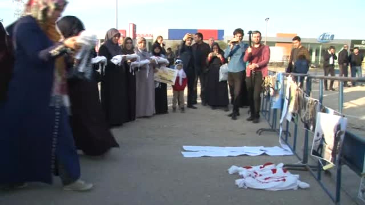 ABD Konsolosluğu Önüne Sapan ve Kanlı Oyuncak Bebek Bırakıldı