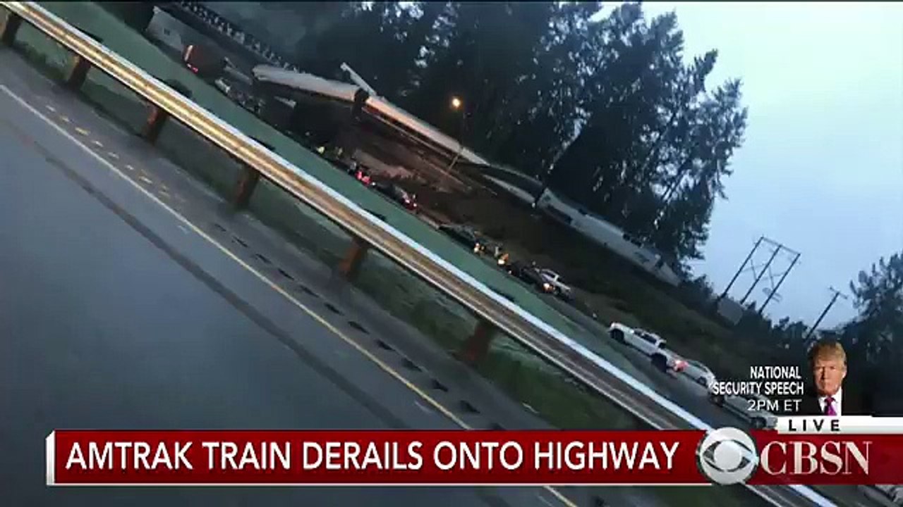 Un train déraille dans l'État de Washington - Des wagons pendent au-dessus d'une autoroute