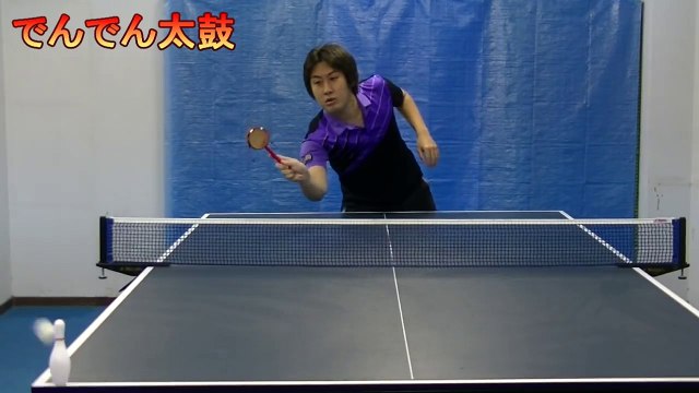 Il joue au ping pong avec tout ce qui lui passe dans les mains