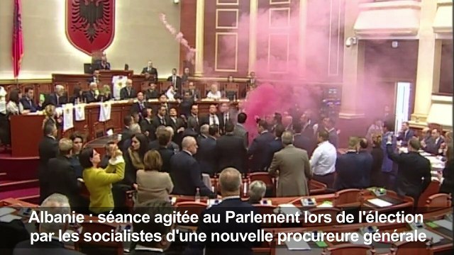 Albanie: l'opposition jette des fumigènes au Parlement