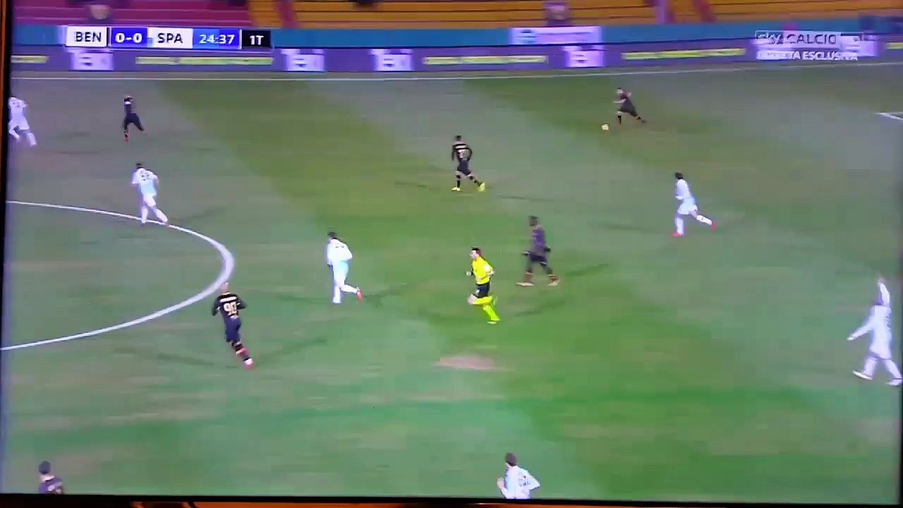 VÍDEO: Este jogador do Benevento inventou uma nova finta