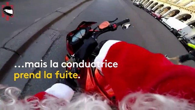 Le père Noël poursuit à moto une conductrice en fuite dans les rues de Paris