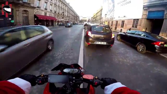 Déguisé en père Noel, ce motard héroique prend en chasse un chauffard qui vient de renverser une mamie à paris