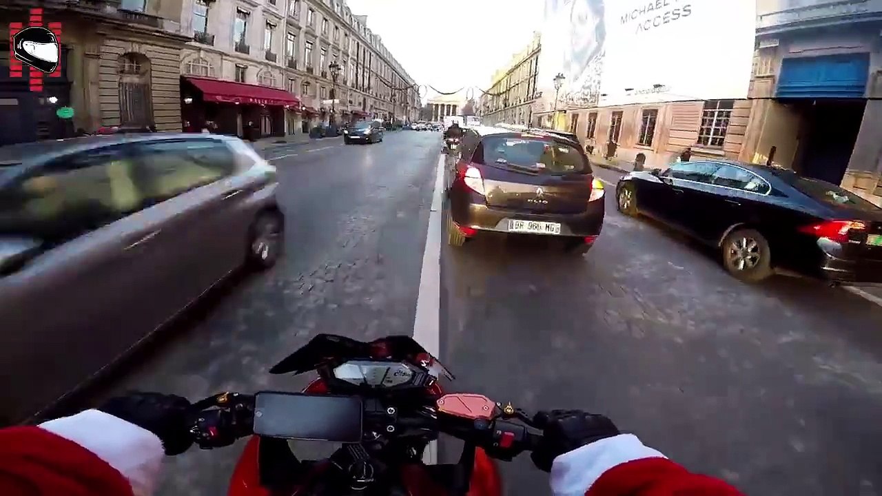 Déguisé en père Noel, ce motard héroique prend en chasse un chauffard qui vient de renverser une mamie à paris