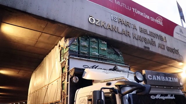 Sebze yüklü kamyon alt geçide sıkıştı - ISPARTA