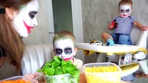 Bad Baby Вредный Малыш Джокер против Мамы Джокера Битва Едой !! Baby Joker vs Joker Mom Food Fight !